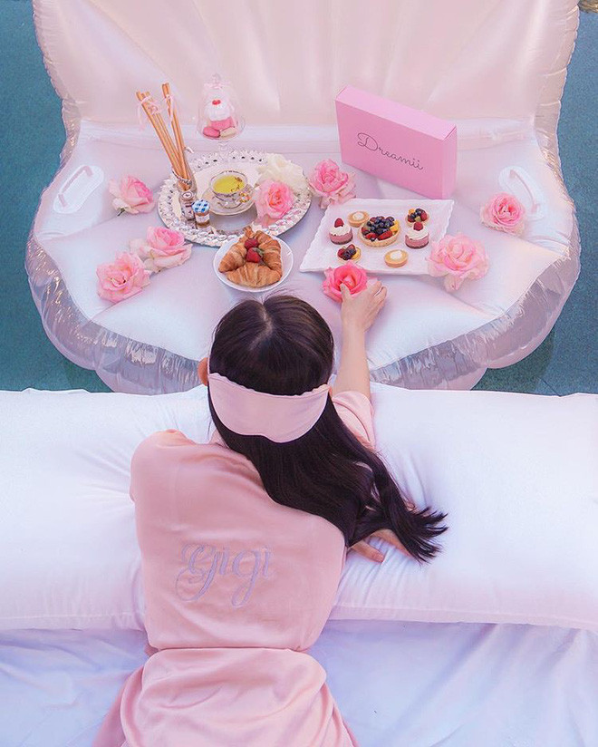 Nàng tiểu thư nhà giàu Tiểu Giang đã có một bữa sáng hồng thật hồng bên hồ bơi.