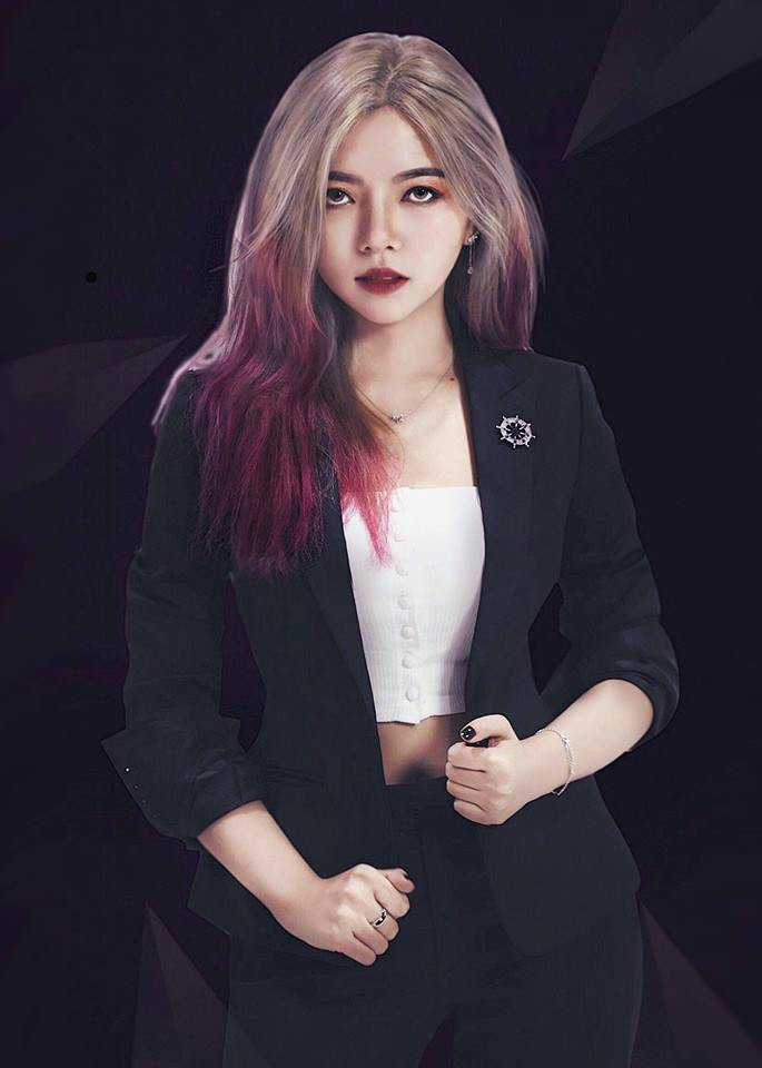Nữ streamer Ohsusu sở hữu vòng 1 săn chắc cùng thân hình quyến rũ, nóng bỏng. Lối nói chuyện lạnh lùng, nghiêm túc nhưng vẫn rất cuốn hút của Ohsusu giúp cô nàng được săn đón trong từng khung giờ stream.