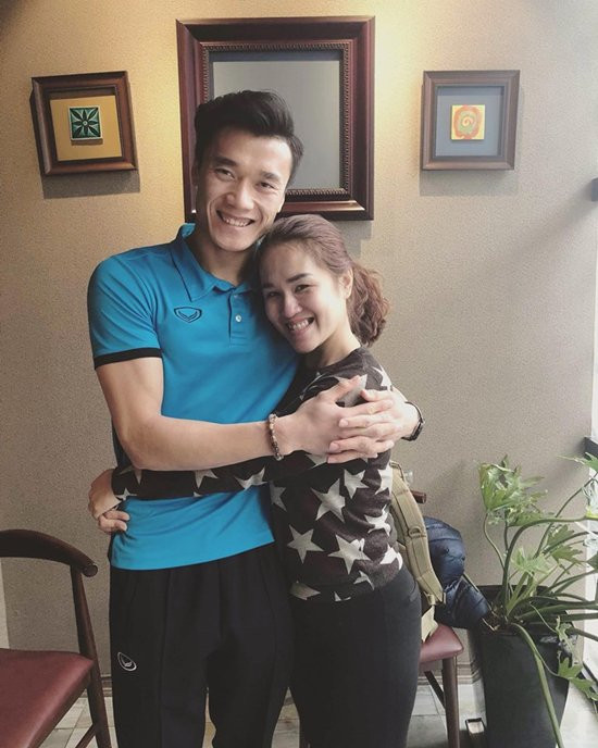 Còn với Angela Phương Trinh thì công khai đăng tải những tin nhắn chat của thủ môn Bùi Tiến Dũng hâm mộ mình bấy lâu nay.
