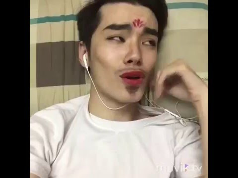 Năm 2015 là năm "tỏa sáng" thực sự của thảm họa MXH Kenny Sang. Anh chàng sinh năm 1991 này gây sốt khi xuất hiện tại chương trình Thách thức danh hài với tư cách thí sinh.