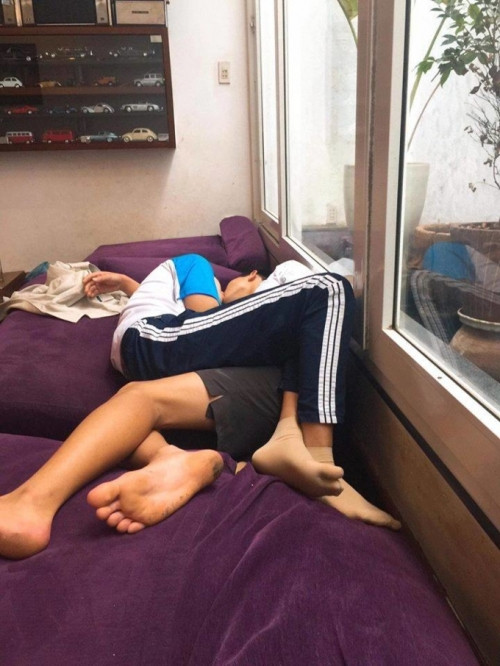 Còn trên MXH, sau khi bức ảnh trên xuất hiện đã có rất nhiều bình luận với ý kiến cho rằng đây là một hình ảnh xấu, làm ảnh hưởng lớn đến thuần phong mỹ tục.
