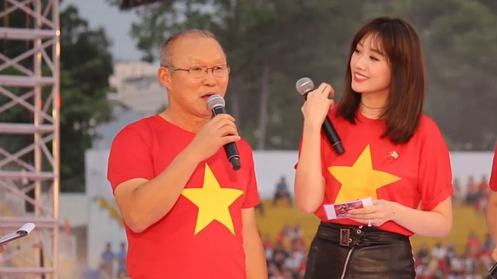 Còn nhớ buổi lễ mừng công U23 Việt Nam tại sân Thống Nhất hồi đầu năm nay, ca sỹ Hari Won đã trở thành “người đặc biệt” khi xuất hiện trong viên trò người dẫn chương trình kiêm phiên dịch cho HLV Park Hang Seo.
