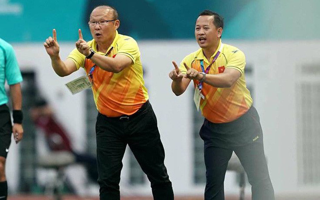 Trước thềm AFF Cup 2018, nội bộ trên băng ghế chỉ đạo của ĐT Việt Nam có "biến" khi trợ lý ngôn ngữ Lê Huy Khoa tuyên bố sẽ nghỉ việc. Ngay sau đó, lãnh đạo VFF cũng nói trên báo chí việc ông Khoa xin nghỉ là chuyện cá nhân.