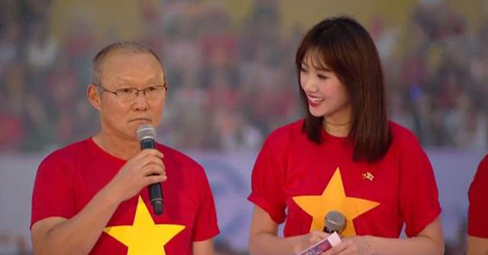 Hôm đó, cô vợ của nam hài Trấn Thành mang đến một bầu không khí tươi mới cho hàng triệu người hâm mộ dõi theo buổi lễ mừng công khi dẫn chương trình khá hay và phiên dịch lưu loát cho HLV Park Hang Seo.