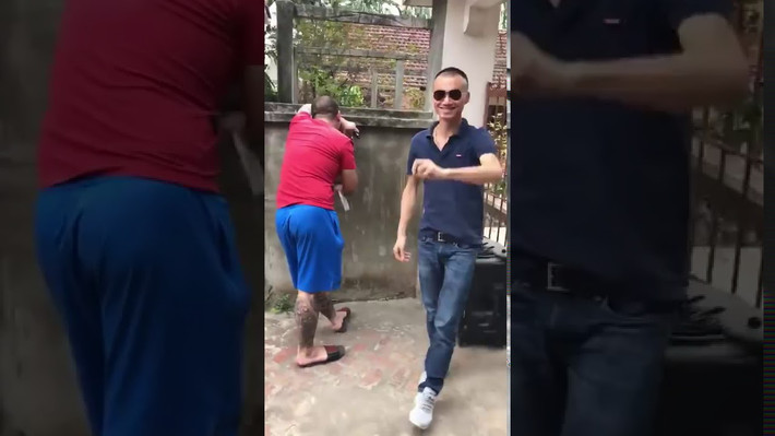Trước đó rất nhiều hình thức đòi nợ như vác loa di động tới nhà con nợ hay gửi vòng hoa đã được dân mạng chia sẻ trên Facebook.