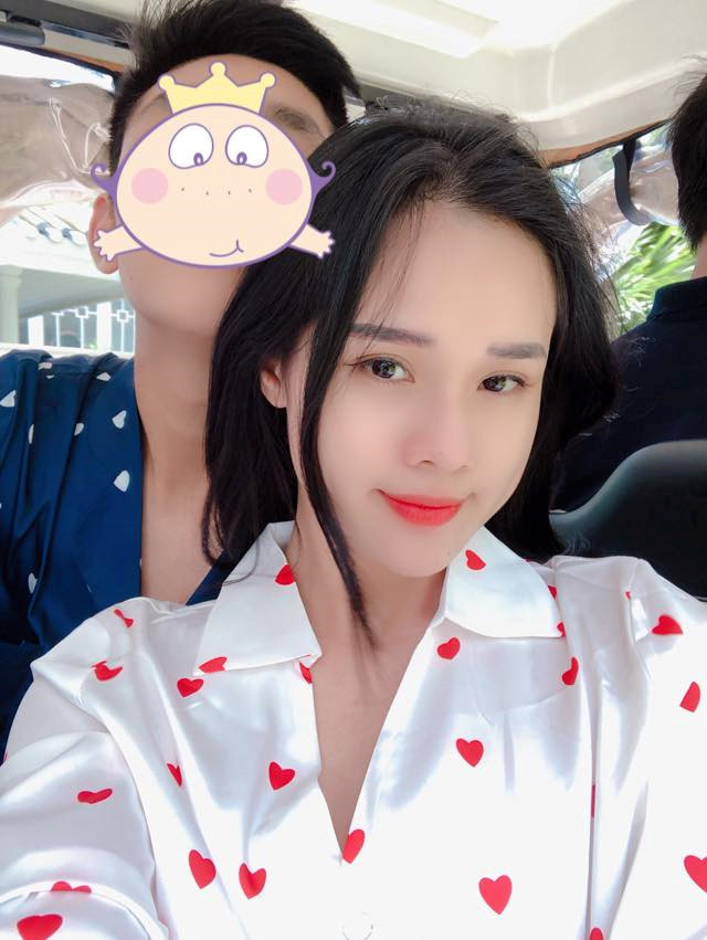 Ngay sau khi đoạn clip khóa môi nhau nồng cháy được đăng tải trên MXH, bạn gái cầu thủ Olympic Việt Nam đã lên tiếng rằng họ không gặp áp lực gì về clip này bởi mọi chuyện rất bình thường.