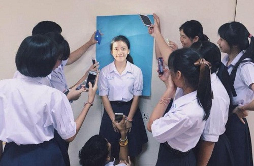 Hậu trường một bức ảnh thẻ cực kì công và tốn pin điện thoại.