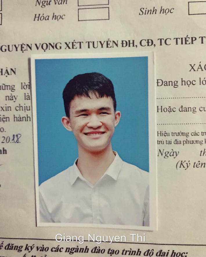Cười cợt khi chụp ảnh thẻ là điều không nên nhưng nhỡ rồi thì phải chụp lại thôi.