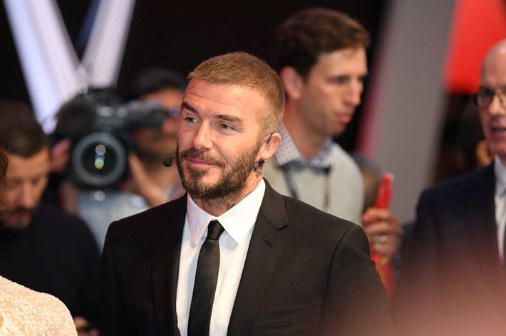 Còn nickname Huy Quang bình luận: "Beckham vẫn giữ phong độ. Vẫn có chút gì đó bụi bặm nhưng khi khoác lên mình bộ vest lịch sự, quý ông này vẫn là mỹ nam khiến vạn người mê".