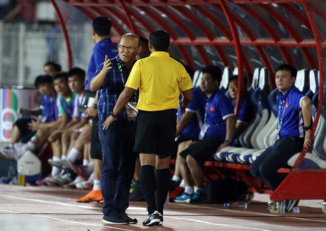 Ngay sau bàn thắng của Văn Toàn vào lưới Myanmar tại AFF Suzuki Cup 2018 không được công nhận, HLV Park Hang-seo đã phản ứng với trọng tài và bị trọng tài bàn nhắc nhở.