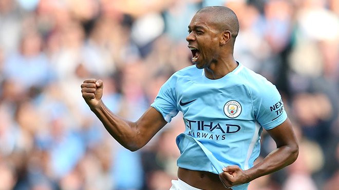 Chuyển nhượng bóng đá mới nhất từ Citizen, Man City chính thức trói chân tiền vệ người Brazil Fernandinho theo một bản hợp đồng gia hạn có thời hạn 2 năm. Ảnh: Mirror