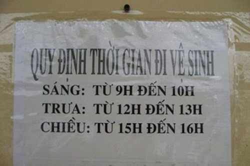Bên cạnh việc nhắc nhở, nhiều tấm biển cũng thông báo giờ được phép đi vệ sinh.