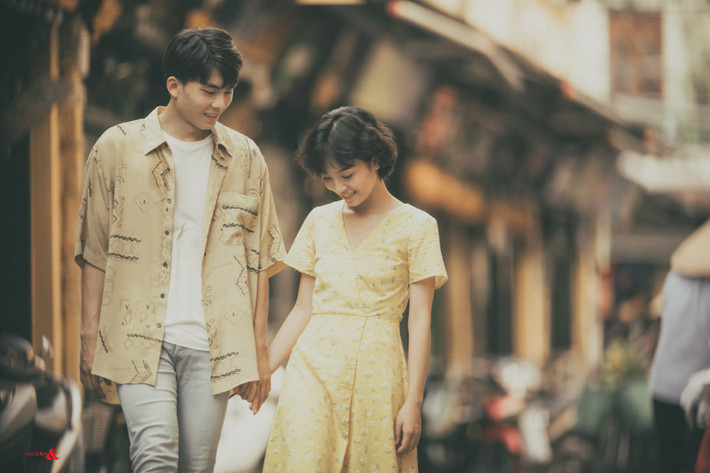 Bên cạnh màu sắc, điểm nhấn trong bộ ảnh cưới phố cổ này nằm ở bối cảnh khi nhiếp ảnh gia đã khéo léo chọn khung cảnh dịu dàng của những khu phố cổ.