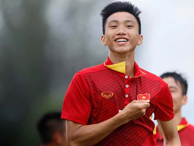 Vị trí của Đoàn Văn Hậu trong trận mở màn AFF Suzuki Cup 2018 trong đội hình chính của ĐT Việt Nam là điều không phải bàn cãi. Văn Hậu sở hữu những pha lên công về thủ nhịp nhàng. Đặc biệt những cú "trivela" mang thương hiệu của cầu thủ Hà Nội FC đã không ít lần mang về cho đội nhà bàn thắng.