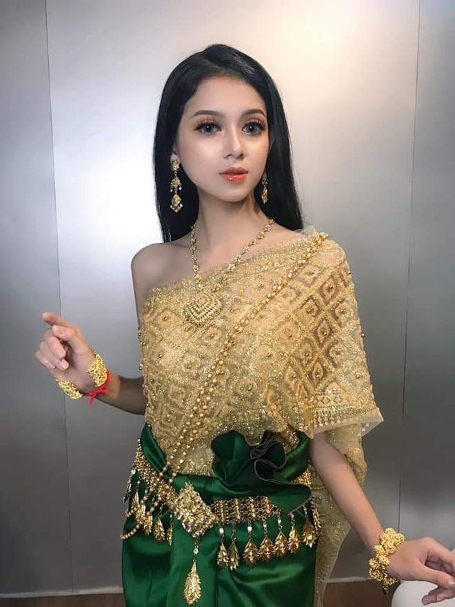 Hồi đầu tháng 11 vừa qua, MXH liên tục chia sẻ hình ảnh về một cô gái trong trang phục của người dân tộc Khmer sở hữu gương mặt vô cùng xinh đẹp.