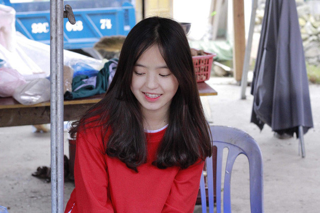 Nhiều chàng trai còn "ngất ngây" trước nụ cười của cô bé bán ổi tại Hà Giang này. Nhiều đoàn phượt đã phải dừng lại để mua hàng và xin chụp ảnh chung với cô nàng.
