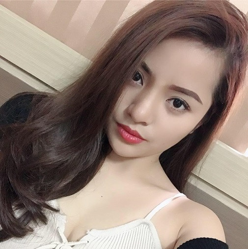 Sau đó "sự cố", dường như sợ bị cư dân mạng phát hiện và bóc phốt, cô gái đã nhanh tay chỉnh sửa lại bình luận thành: "Anh có người yêu rồi em". Tuy nhiên, các fan đã nhanh tay chụp ảnh lại màn hình và lần ra dòng lịch sử sửa chữa bình luận của cô nàng người yêu thủ môn đội tuyển U23 Việt Nam.