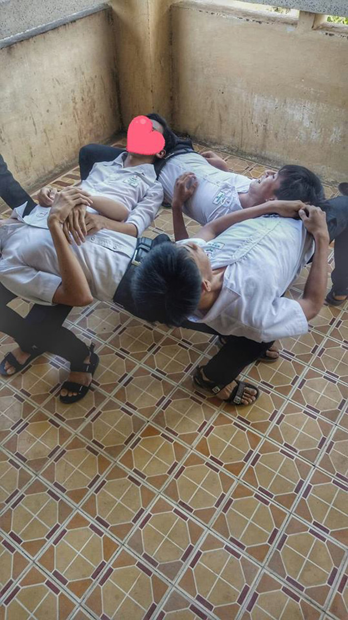 Thời buổi internet phát triển rầm rộ như hiện nay, những trò chơi không gói gọn trong phạm vi trường lớp mà được các bạn học sinh liên tục phát triển và mới nhất là trào lưu nằm gối đầu lên nhau chụp ảnh.