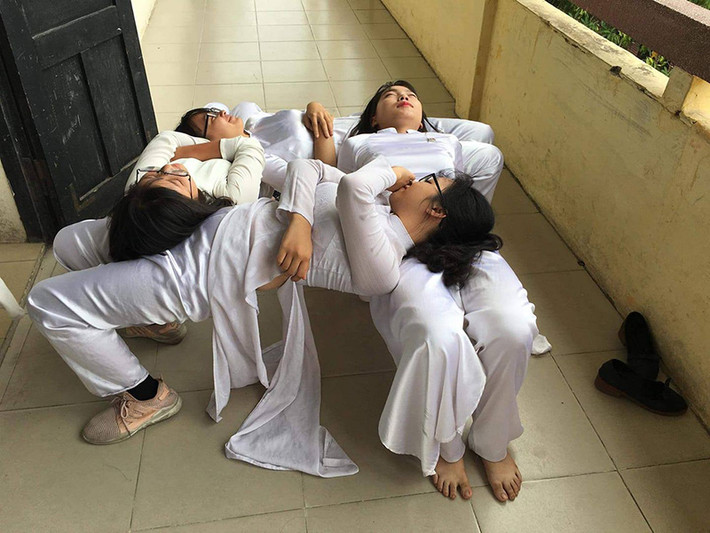 Do mang tính tập thể vậy nên trào lưu nằm gối đầu lên nhau được các nhóm học sinh, sinh viên hưởng ứng vô cùng nhiệt tình.
