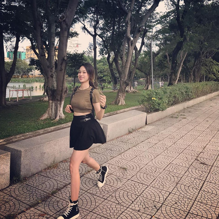 Trái với những hình ảnh cực ngầu trong bộ quần áo da, găng tay và chiếc mũ bảo hiểm 3/4 to bự, Hoài Thương trở về với vai trò chủ shop thời trang cực nhẹ nhàng và nữ tính.
