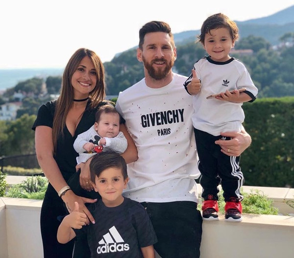 Trái với những đồng nghiệp nổi tiếng đào hoa như Ronaldo hay Neymar, Messi lại là người đàn ông chung thủy nổi tiếng bậc nhất làng túc cầu thế giới khi có chuyện tình dài tới 20 năm với bà xã tên Antonella Roccuzzo.