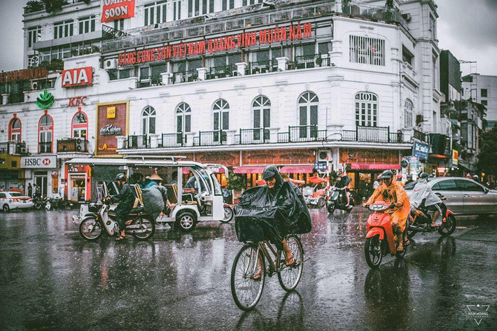 Facebook của những người đang sống ở Hà Nội đã trở thành những trang nhật ký mới, nơi mọi người chia sẻ cảm xúc, ấn tượng về ngày gió mùa về cũng như một Hà Nội đang "thay áo".