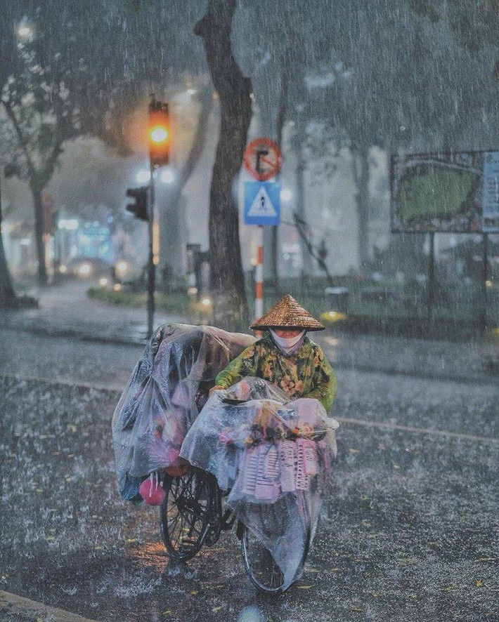 Cũng chính ngày Hà Nội gió mùa về có chút dịu mát, êm mượt như nhung, thậm chí còn hơi se se lạnh đã khiến các dân mạng thích thú, hào hứng cập nhật trạng thái, cảm xúc cá nhân của mình cùng những hình ảnh đẹp.
