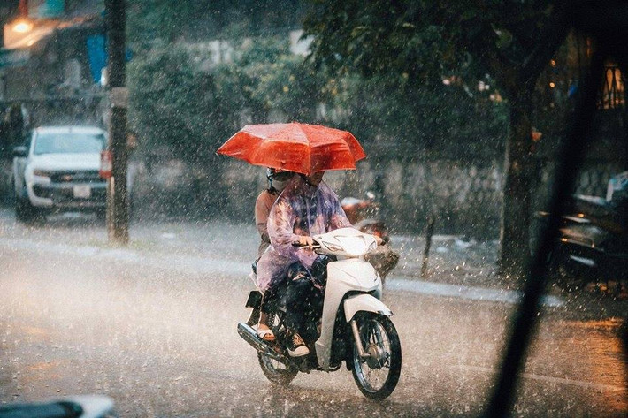 Cái lạnh và những con ngõ dài, sương mù buổi sớm là đặc trưng mà ai cũng nhớ về Hà Nội của những ngày tháng 10.