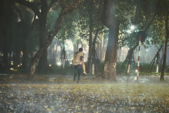 Hà Nội của những ngày đầu tháng 10, khi những cơn gió mùa về và nó khiến thời tiết trở lạnh đột ngột khiến lòng người có chút xốn xang và nao nao lòng.