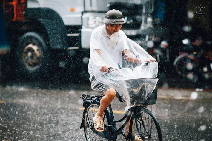 Với nhiều người, cái se lạnh của gió đầu mùa, cái nồng nàn của hương hoa sữa ngoài phố như gọi lại những lãng mạn, yêu thương một thuở, là "cái cớ" để ta thay đổi.