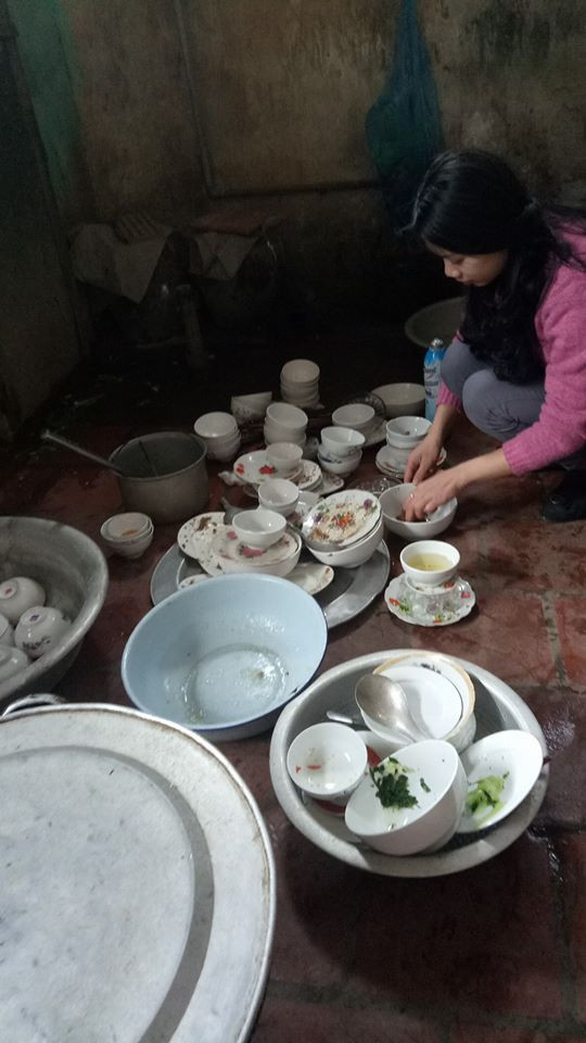 Lụi cụi nấu nấu nướng nướng xong ăn được bát cơm lại lụi cụi lau lau rửa rửa cả đống nào chén nào đĩa nào nồi niêu xoong chảo khiến chị em phát điên trong những ngày Tết.