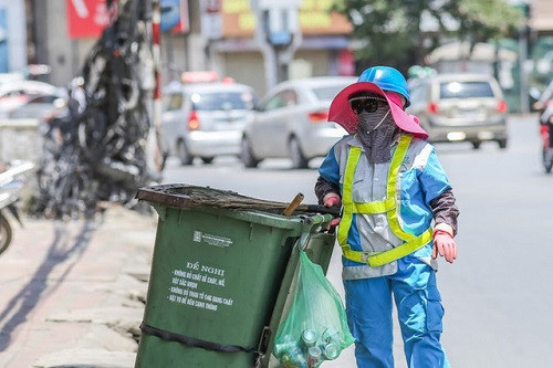 Một công nhân môi trường chống nắng theo cách rất riêng.