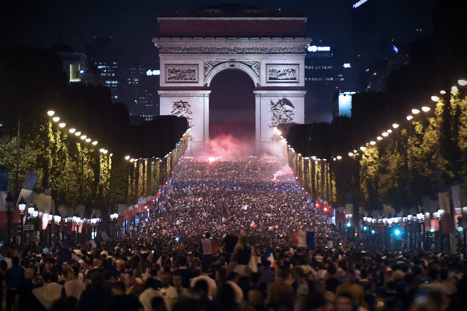 ĐT Pháp đã chính thức nhà vô địch World Cup 2018 sau 20 năm chờ đợi. Ngay sau tiếng còi kết thúc trận đấu trên sân Luzhniki vang lên, các CĐV Pháp trên Pháp thế giới đã đổ ra đường ăn mừng chiến tích của thầy trò HLV Didier Deschamps.