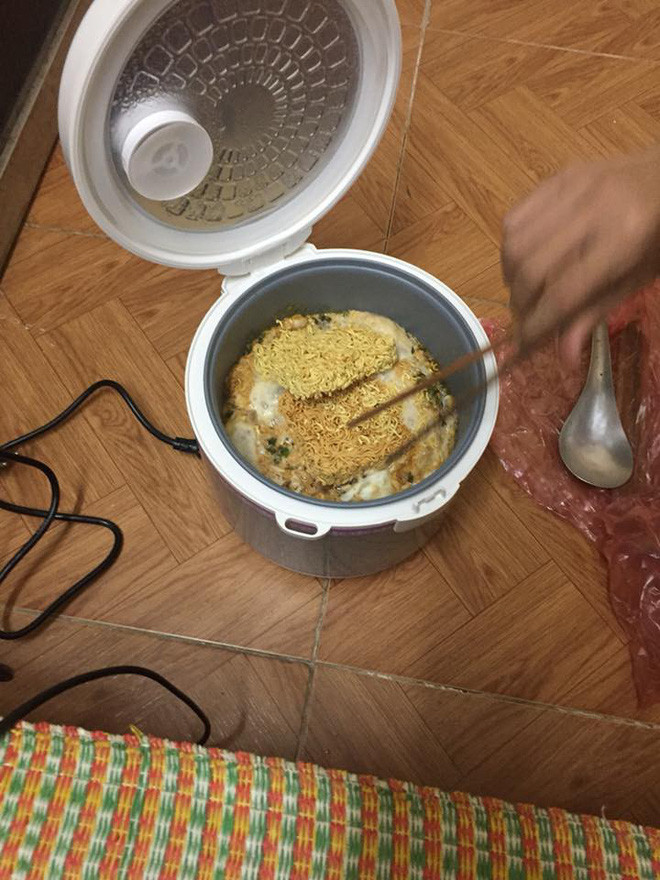 Chia sẻ dưới bài viết, nickname Duy Lê có viết: "Nhìn cái đĩa nhớ kỉ niệm đi ra biển chơi với lớp, cả đám được đãi ăn mực tươi luộc, ăn dồn ăn dập quên bỏ túi mực. Đến lúc lên thuyền đi chơi thì đứa nào đứa nấy say sóng thi nhau trào mực, nôn thóc nôn tháo miệng thì đen thui thùi lùi kèm với bản mặt say sóng nhìn như bị trúng độc trong phim Hồng Kông vậy".