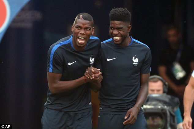 Tờ Sport (Tây Ban Nha) cho hay, thuyền trưởng MU, Jose Mourinho đã gọi điện thoại riêng cho Samuel Umtiti và thuyết phục trung vệ này đến Old Trafford. Ảnh: Sport