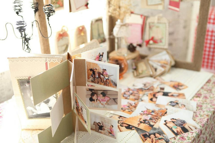 Đầu tiên với công việc chụp ảnh cưới, đám cưới theo dạng handmade các cặp đôi sẽ tự chụp. Không thuê chụp ảnh ở các ảnh viện, studio, các bạn trẻ phải tự thuê trang phục, tự trang điểm, làm tóc. Còn vấn đề "thợ chụp" thì có thể nhờ bạn bè hoặc người thân trong gia đình.