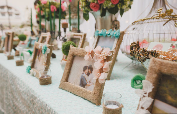 Đám cưới handmade là gì? Theo định nghĩa của nhiều bạn trẻ, đám cưới theo dạng này có nghĩa là các cặp đôi sẽ tự làm tất cả mọi công việc trong đám cưới như chuẩn bị ảnh cưới, tự trang trí phòng tiệc cho tới những công đoạn nhỏ nhặt nhất.