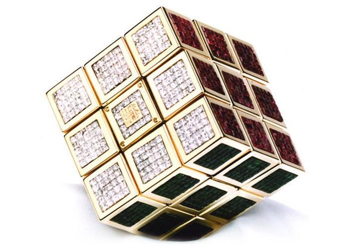 Khối lập phương Rubik vẫn là trò chơi câu đố bán chạy nhất thế giới hiện nay. Với 350 triệu đơn vị của khối đồ chơi được bán trên toàn thế giới kể từ năm 2009. Mỗi bên được trang trí với 185 carat đá quý bao gồm amethysts, ngọc lục bảo và hồng ngọc. (Ảnh:Vietq.vn)