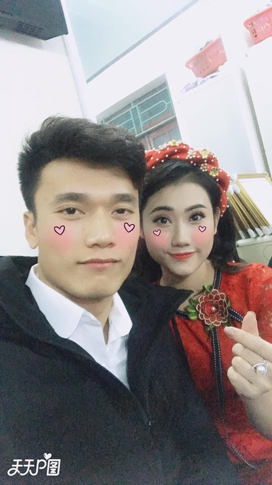 Mới đây trên trang cá nhân của mình, Huyền Thương đã đăng tải những bức ảnh chụp chung với thủ môn Bùi Tiến Dũng trong chương trình được tổ chức tại Đài truyền hình tỉnh Thanh Hóa.