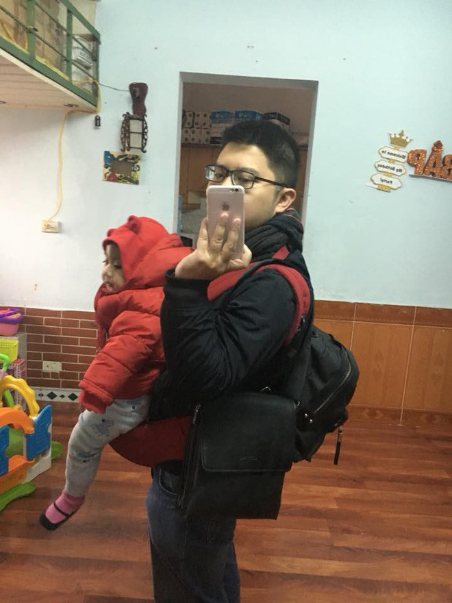 Bức ảnh bố sấy tóc cho con gái hay bố địu con cùng đi làm là những hình ảnh nhanh chóng thu hút sự chú ý trên các diễn đàn mạng vì biểu cảm thú vị của cô bé và hành động thân thương của người bố.