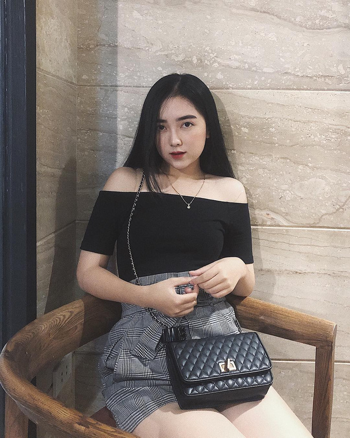 Vòng 1 đầy đặn, vòng 2 thon gọn cũng là vũ khí hút mắt người nhìn của "bạn gái tin đồn" Hà Đức Chinh.
