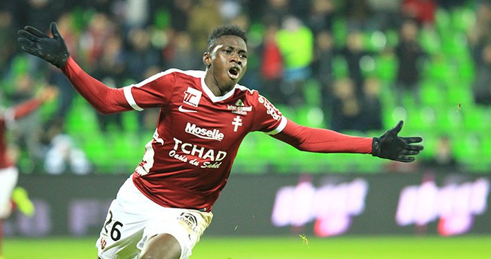 Chuyển nhượng cầu thủ từ London, sau khi thất bại trong việc chèo kéo Ousmane Dembele về sân Emirates, Arsenal đã chuyển hướng sang một số cầu thủ chạy cánh khác là Ismaila Sarr đang thi đấu trong màu áo Rennes.