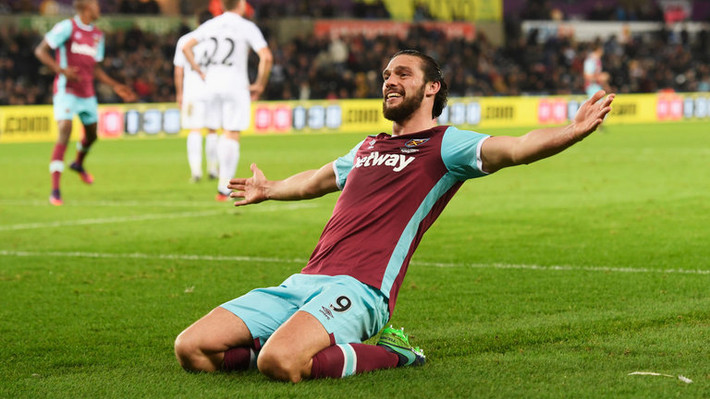 Antonio Conte còn thúc giục các sếp CLB tiếp cận chiêu mộ Andy Carroll. Đây là mục tiêu khá bất ngờ, bởi Carroll phong độ thất thường ở West Ham và thường xuyên phải mài mông trên băng ghế dự bị.