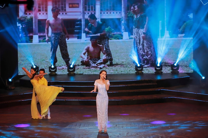 Mong muốn hướng đến một hình ảnh mới lạ, trưởng thành, Hương Giang Idol đã trải nghiệm các chương trình huấn luyện bộ đội đặc công tại Lữ đoàn Đặc công 113 (Vĩnh Phúc).