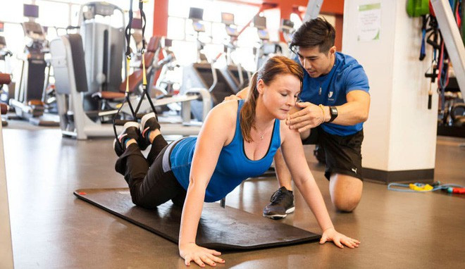 Đầu tiên hãy nhìn vào vấn đề, nghề PT là công việc khá nhạy cảm và cần sự khéo léo linh hoạt trong ứng xử. Điều này cần thiết để các học viên có thể tiếp thu bài tập và thực hiện sao cho đúng động tác để tránh chấn thương.