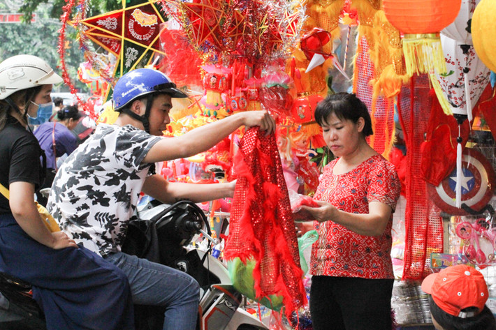 Anh Tuấn Anh (35 tuổi, Hà Nội) chia sẻ: "Nhìn lại những món đồ chơi truyền thống như đầu lân, trống bỏi, tôi lại được dịp hoài niệm về những ngày Trung thu xưa".