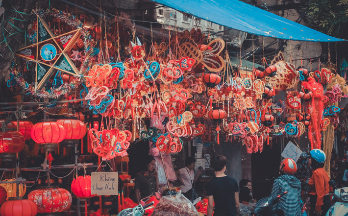 Chỉ còn chưa đầy 2 tuần nữa là tới Trung thu và con phố Hàng Mã - Hà Nội đã được nhuộm đỏ bởi các cửa hàng đồng loạt bày bán những loại đồ chơi trẻ em với đa dạng chủng loại và màu sắc.