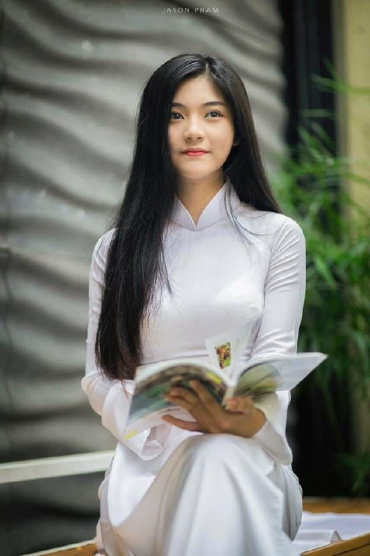 Mặc dù mỗi người một phong cách, một nét đẹp riêng, thế nhưng ai cũng phải công nhận rằng khi mặc lên mình bộ áo dài truyền thống thì các nữ sinh Việt Nam đều lột tả được nét duyên dáng.