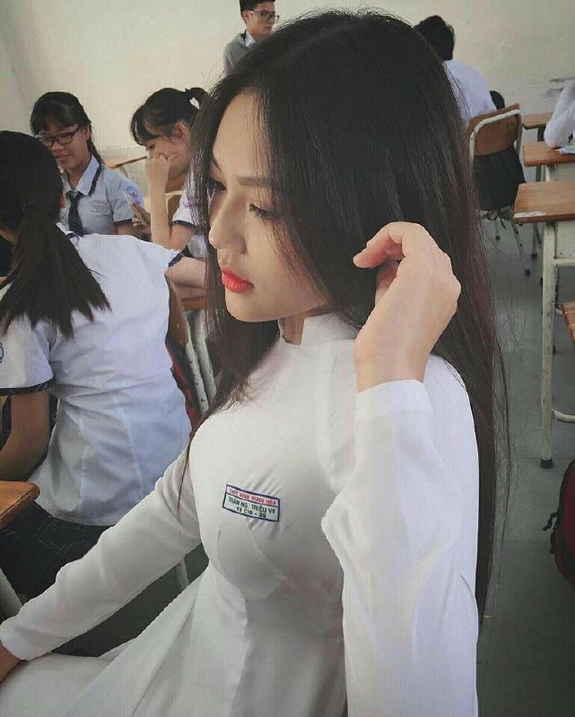 Bắt đầu từ tấm ảnh của bạn Lê Thị Cẩm Thư, hiện đang là học sinh của trường THPT Huỳnh Văn Sâm (Cái Bè, Tiền Giang) được chụp trong buổi kỷ yếu khiến cộng đồng mạng xôn xao.