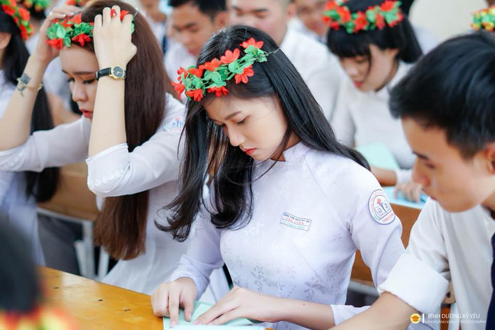 Dù buồn vì sắp phải chia tay bạn cũ, trường cũ với bao kỉ niệm nhưng các nữ sinh lại mang đến cho dân mạng sự xao xuyến khi ngắm mình mặc áo dài.